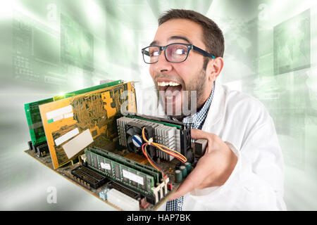 Ingénieur Nerd posant avec les composants de l'ordinateur Banque D'Images
