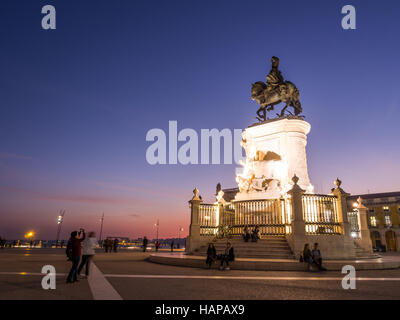 Praca do Comercio avec la statue du roi Jose J au centre-ville de Lisbonne, Portugal, par nuit. Banque D'Images