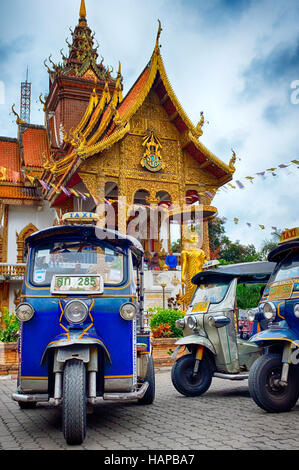 Tuk-tuk en face de Wat Buppharam, Chiang Mai, Thaïlande Banque D'Images