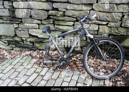 Un vélo mal aimée dans une rue de Bergen, Norvège. Banque D'Images