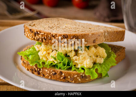 Sandwich aux œufs avec le pain de grains entiers sur une plaque, vue en gros Banque D'Images