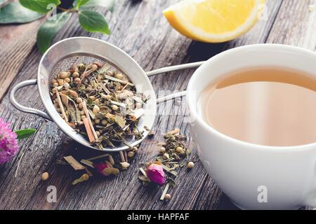Mélange de tisane et tasse de tisane sur table en bois. Vue rapprochée, tonique libre Banque D'Images