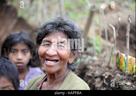 Une femme indigène maya sourires pour photographier dans Aqua Escondida, Solola, Guatemala. Banque D'Images