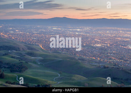 La Silicon Valley et de vertes collines au crépuscule. Monument Peak, Ed R. Levin County Park, Milpitas, Californie, USA. Banque D'Images