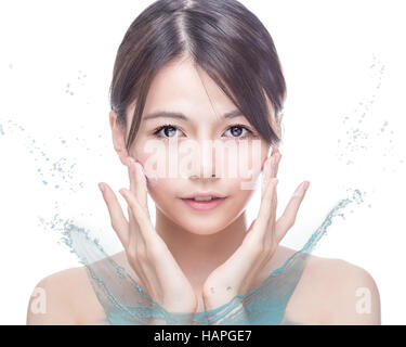 Femme chinoise l'application de la crème pour visage avec de l'eau splash concept de soin. Banque D'Images