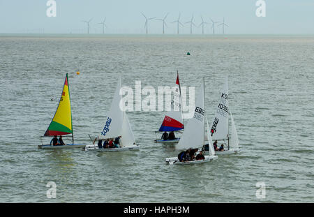 Un groupe de petits dériveurs contenant des jeunes sur la mer dans une course. Banque D'Images