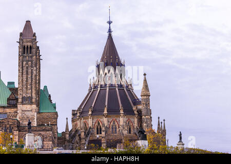 La Bibliothèque du Parlement situé à l'arrière de l'Édifice du Centre du Parlement bâtiments situés à Ottawa, Ontario, Canada. Les travaux ont commencé sur le Banque D'Images