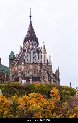 La Bibliothèque du Parlement situé à l'arrière de l'Édifice du Centre du Parlement bâtiments situés à Ottawa, Ontario, Canada. Les travaux ont commencé sur le Banque D'Images