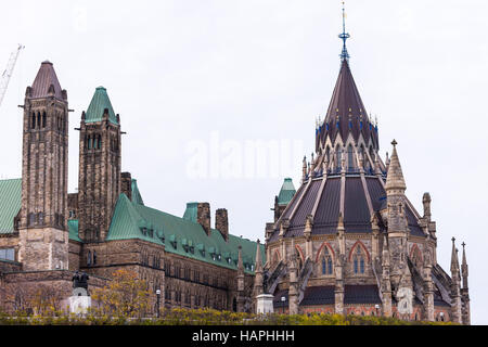 La Bibliothèque du Parlement situé à l'arrière de l'Édifice du Centre du Parlement bâtiments situés à Ottawa, Ontario, Canada. Les travaux ont commencé sur le Banque D'Images