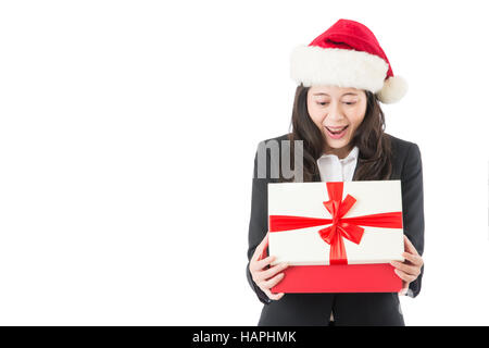 Femme d'affaires de Noël cadeau ouverture surpris et heureux, les jeunes beautiful smiling woman in Santa hat. Photo de Funny cute Asian woman isolated on whi Banque D'Images