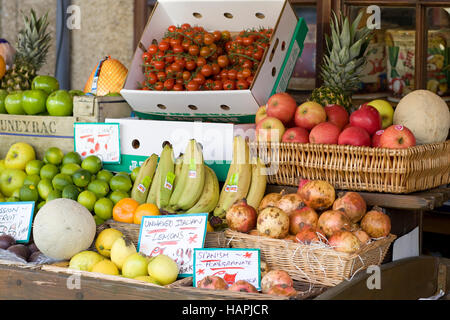 Et de fruits frais biologiques at market stall Banque D'Images