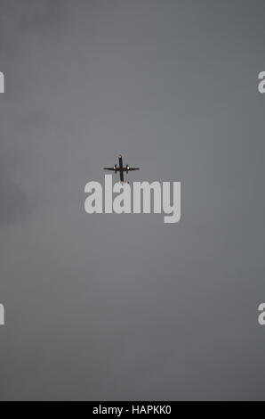 figure d'un avion volant haut dans le ciel bleu Banque D'Images