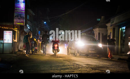 Rues de Thamel à Katmandou dans la nuit Banque D'Images