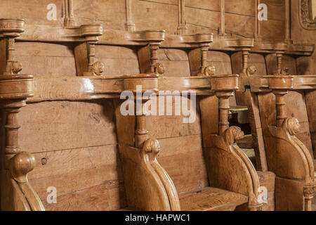 Des stalles en bois sculpté du 14ème siècle dans l'église de Saint Jean l'Evangeliste. Il se trouve dans le petit village de barre le regulier dans la région du Morvan Banque D'Images