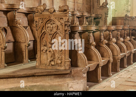 Des stalles en bois sculpté du 14ème siècle dans l'église de Saint Jean l'Evangeliste. Il se trouve dans le petit village de barre le regulier dans la région du Morvan Banque D'Images