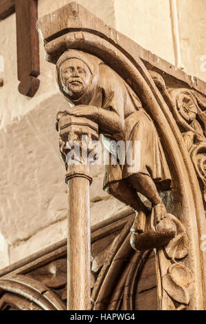 Des stalles en bois sculpté du 14ème siècle dans l'église de Saint Jean l'Evangeliste. Il se trouve dans le petit village de barre le regulier dans la région du Morvan Banque D'Images