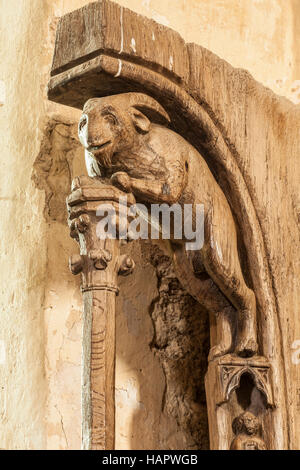 Des stalles en bois sculpté du 14ème siècle dans l'église de Saint Jean l'Evangeliste. Il se trouve dans le petit village de barre le regulier dans la région du Morvan Banque D'Images