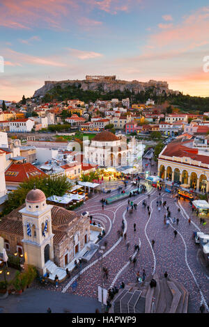 Vue de l'acropole d'un toit-café à la place Monastiraki, Athènes. Banque D'Images