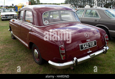 Trois-quart vue arrière d'une berline Mercedes-Benz Ponton 190 de 1961 sur l'affichage à l'Automobile Club de la zone 2016 Silverstone Classic Banque D'Images