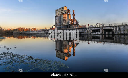 Au crépuscule de l'usine industrielle en cours de démolition avec de l'eau la réflexion. Brunner Mond Winnington, Northwich, Cheshire, Royaume-Uni. Banque D'Images