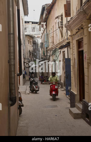 Rue typique de la vie dans les rues étroites de la vieille ville de pierre de Zanzibar, Tanzanie Banque D'Images