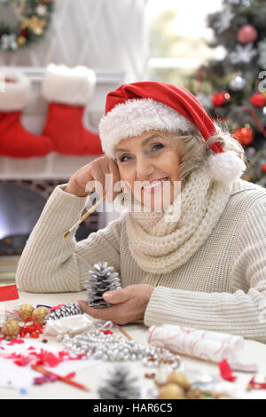 Senior woman in Santa hat Banque D'Images
