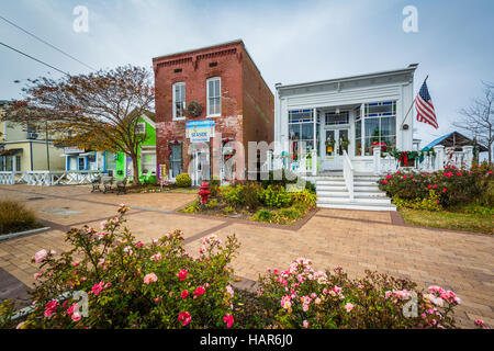 Les bâtiments sur la rue Main, dans Chincoteague Island, Virginie. Banque D'Images