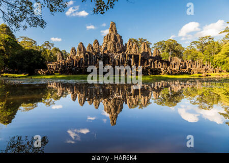 Angkor Wat temple se reflétant dans un lac miroitant Banque D'Images