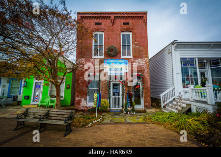 Les bâtiments sur la rue Main, dans Chincoteague Island, Virginie. Banque D'Images