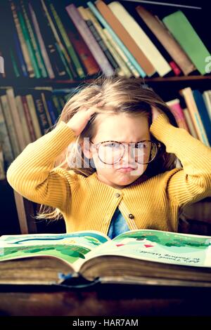 Adorable cute girl Reading a souligné Out Concept Banque D'Images