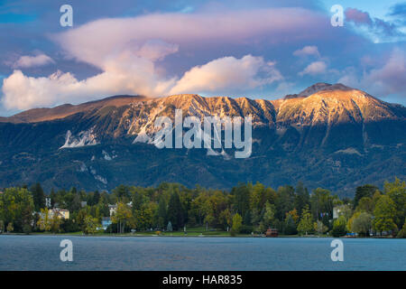 Derniers rayons de soleil du soir sur les Alpes Juliennes surplombant le lac de Bled, Bled, Haute-Carniole, Slovénie Banque D'Images