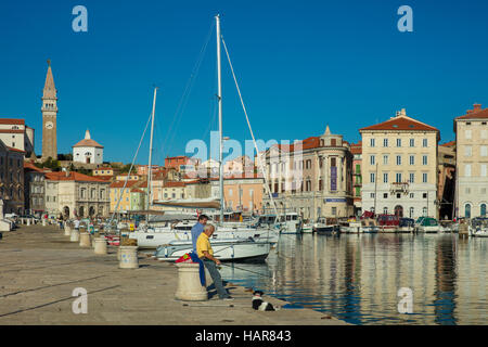 Deux hommes la pêche au quai à Piran, Slovénie Primorska, Banque D'Images