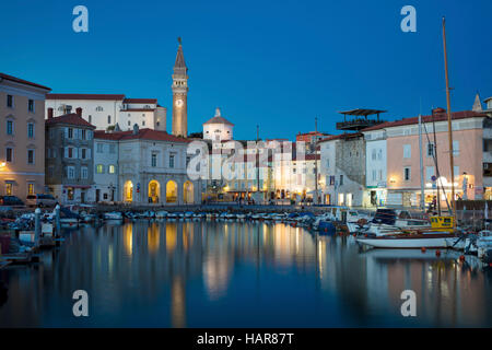 Plus de crépuscule Marina, flèche de l'église paroissiale de Saint Georges et du centre-ville (Tartinijev trg), Piran, Slovénie Primorska, Banque D'Images