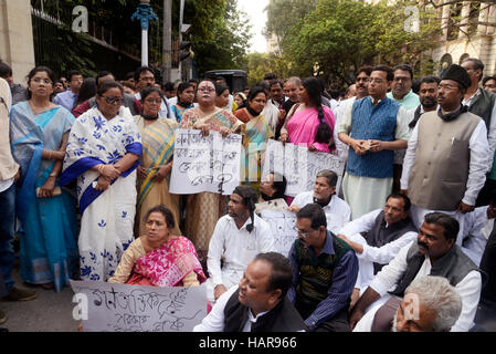 Kolkata, Inde. 09Th Dec 2016. Congrès Trinamool Députés et ministre ont défilé à Raj Bhavan à partir de l'étape de l'Assemblée de l'état et de s'asseoir à l'extérieur pour protester contre la présence de l'armée sur les aires de péage dans l'ouest du Bengale et exigeant un retrait immédiat de celui-ci. Le groupe n'a pas pu rencontrer le gouverneur K. N. Tripathi mémorandum à présenter comme il l'est à New Delhi. Credit : PACIFIC PRESS/Alamy Live News Banque D'Images