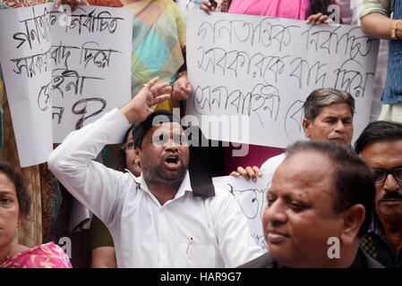 Kolkata, Inde. 09Th Dec 2016. Congrès Trinamool Députés et ministre ont défilé à Raj Bhavan à partir de l'étape de l'Assemblée de l'état et de s'asseoir à l'extérieur pour protester contre la présence de l'armée sur les aires de péage dans l'ouest du Bengale et exigeant un retrait immédiat de celui-ci. Le groupe n'a pas pu rencontrer le gouverneur K. N. Tripathi mémorandum à présenter comme il l'est à New Delhi. Credit : PACIFIC PRESS/Alamy Live News Banque D'Images