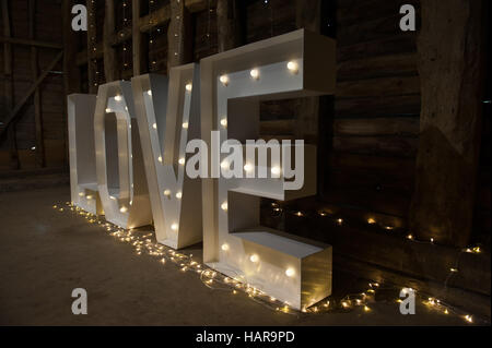 lettres de signe d'amour dans une grange en bois pour célébrer les mariages Banque D'Images