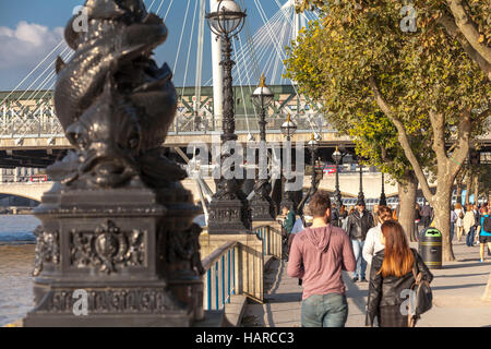 Londres personnes marchant sur la Queen's Promenade alley Banque D'Images