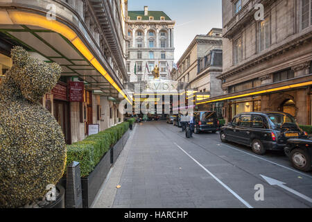 Entrée de l'hôtel Savoy de Londres Banque D'Images