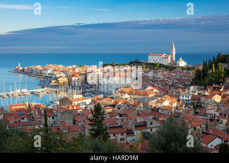 L'aube vue sur vieille ville de Piran, Slovénie Primorska, Banque D'Images