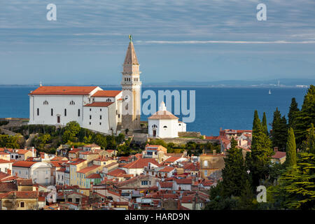 L'aube vue sur l'église paroissiale de St George et de la vieille ville de Piran, Slovénie Primorska, Banque D'Images