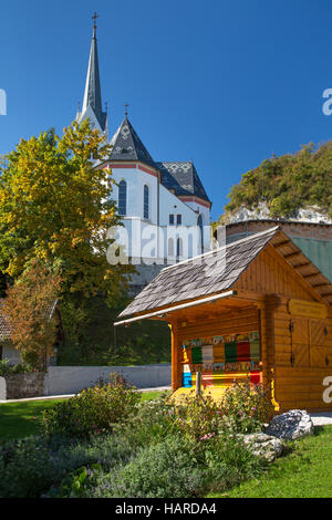 La création de ruche miel à des fins médicinales en dessous de l'église paroissiale de Saint Martin, Bled, Haute-Carniole, Slovénie Banque D'Images