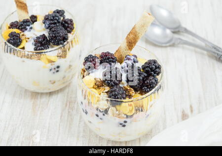 Parfait au yogourt blackberry dans une tasse en verre sur une nappe blanche libre Banque D'Images