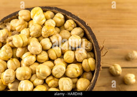 Pois chiches cuits dans un grand bol Banque D'Images