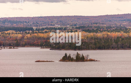 La rivière des Outaouais comme il traverse la vallée entre les provinces de l'Ontario et du Québec. Banque D'Images