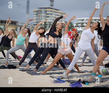 Sydney, Australie. 06Th Dec, 2016. Un Bikini 'UN JOUR' blogger Natasha Oakley (C) avec une session active sur le sable à la plage de Bondi à Sydney. Credit : Hugh Peterswald/Pacific Press/Alamy Live News Banque D'Images