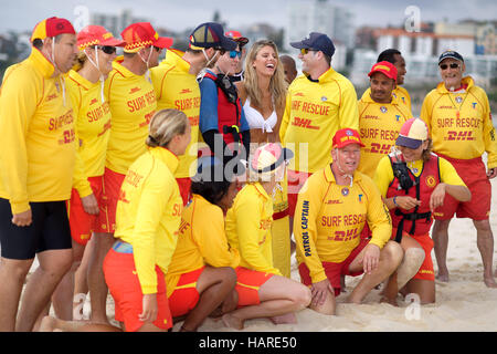 Sydney, Australie. 06Th Dec, 2016. Un Bikini 'UN JOUR' blogger Natasha Oakley (C) en compagnie de Bonsi Surf Life Saving gardiens à Bondi Beach à Sydney. Credit : Hugh Peterswald/Pacific Press/Alamy Live News Banque D'Images