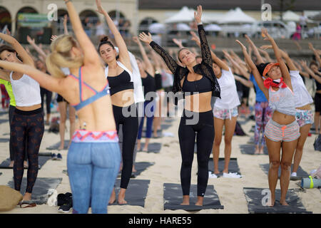 Sydney, Australie. 06Th Dec, 2016. Un Bikini 'UN JOUR' blogger Natasha Oakley (C) avec une session active sur le sable à la plage de Bondi à Sydney. Credit : Hugh Peterswald/Pacific Press/Alamy Live News Banque D'Images