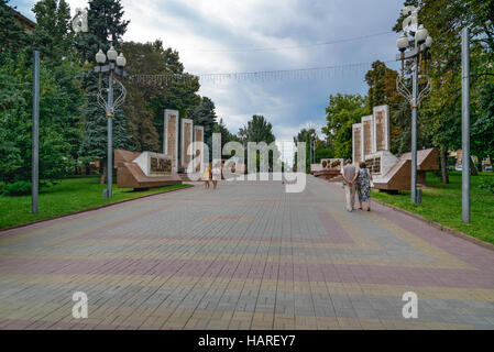 Allée des héros. Monument en pierre sur laquelle sont inscrits les noms des héros de la bataille de Stalingrad. Volgograd, Russie Banque D'Images