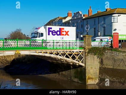 Livraison FedEx van traversant le pont de la rivière Parrett, Bridgwater, Somerset, England UK Banque D'Images