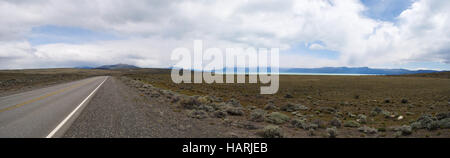 Argentine : une route dans l'immense paysage de Patagonie, près d'El Calafate, la ville sur la frontière sud du lac Argentino Banque D'Images